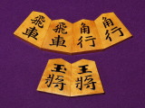 丸八碁盤店/静山作錦旗御蔵島黄楊根杢盛上将棋駒/未使用品 桐平箱付(K2021)